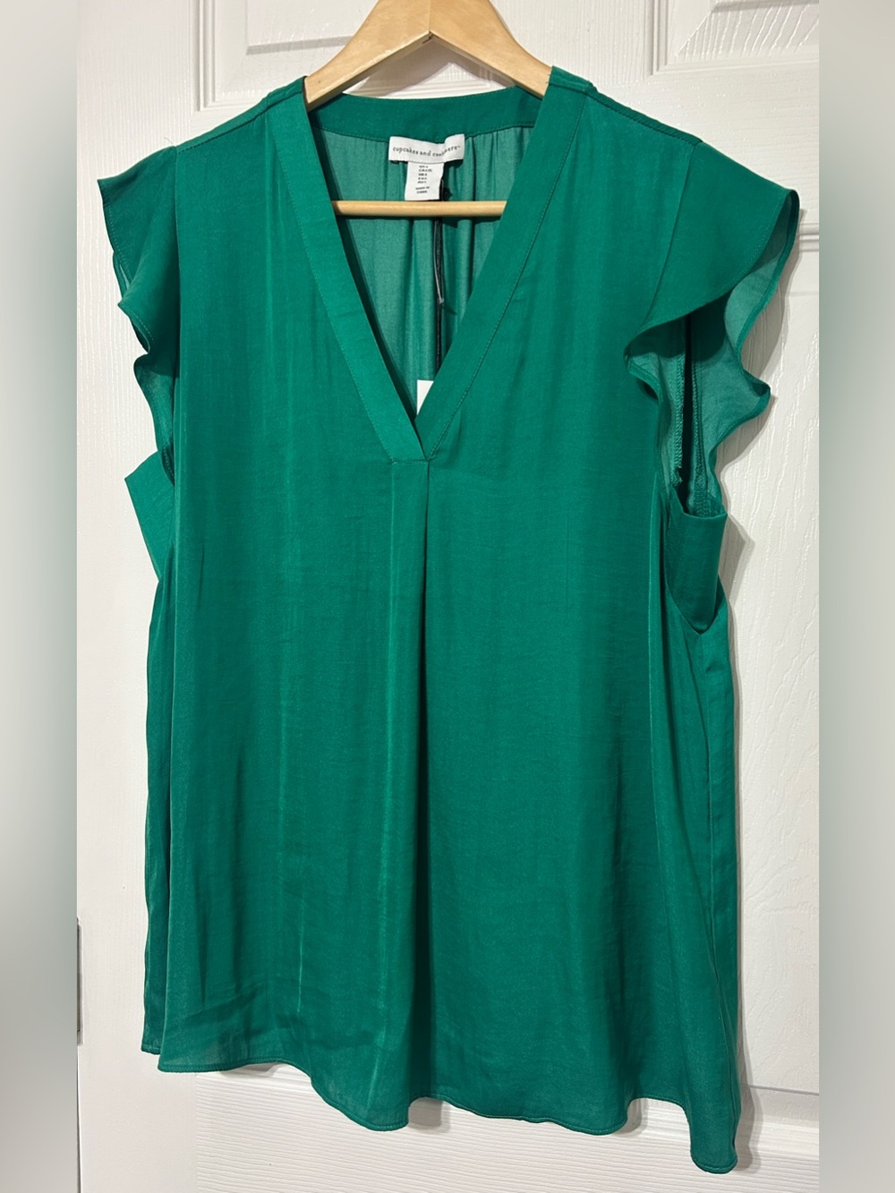 Cupcakes and Cashmere Emerald Green Flutter Sleeve Top NWT Women’s Size L